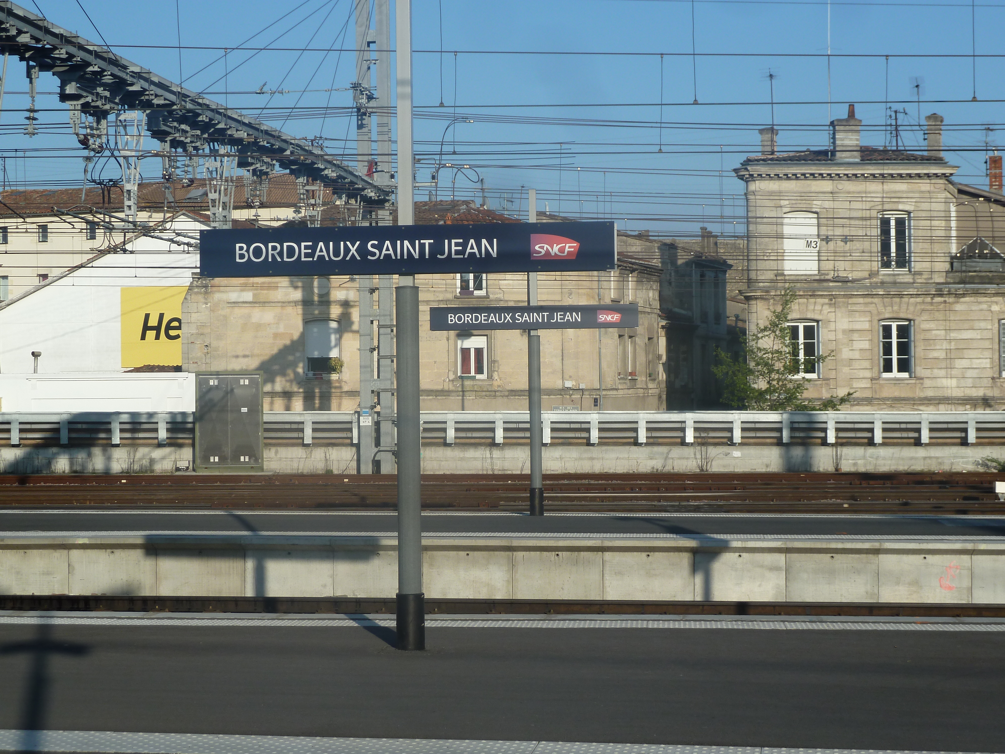 Masten mit Kabeln und Leuchten auf einem Bahnhof