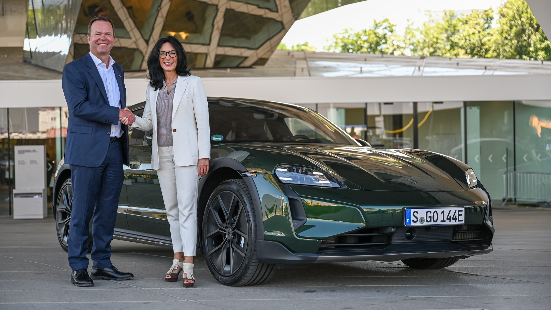 Eivind Kallevik, President and CEO of Hydro and Barbara Frenkel Executive Board Member for Procurement at Porsche AG