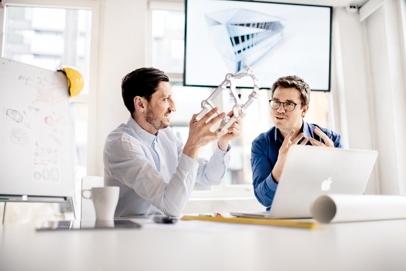 Two people discussing aluminium solutions