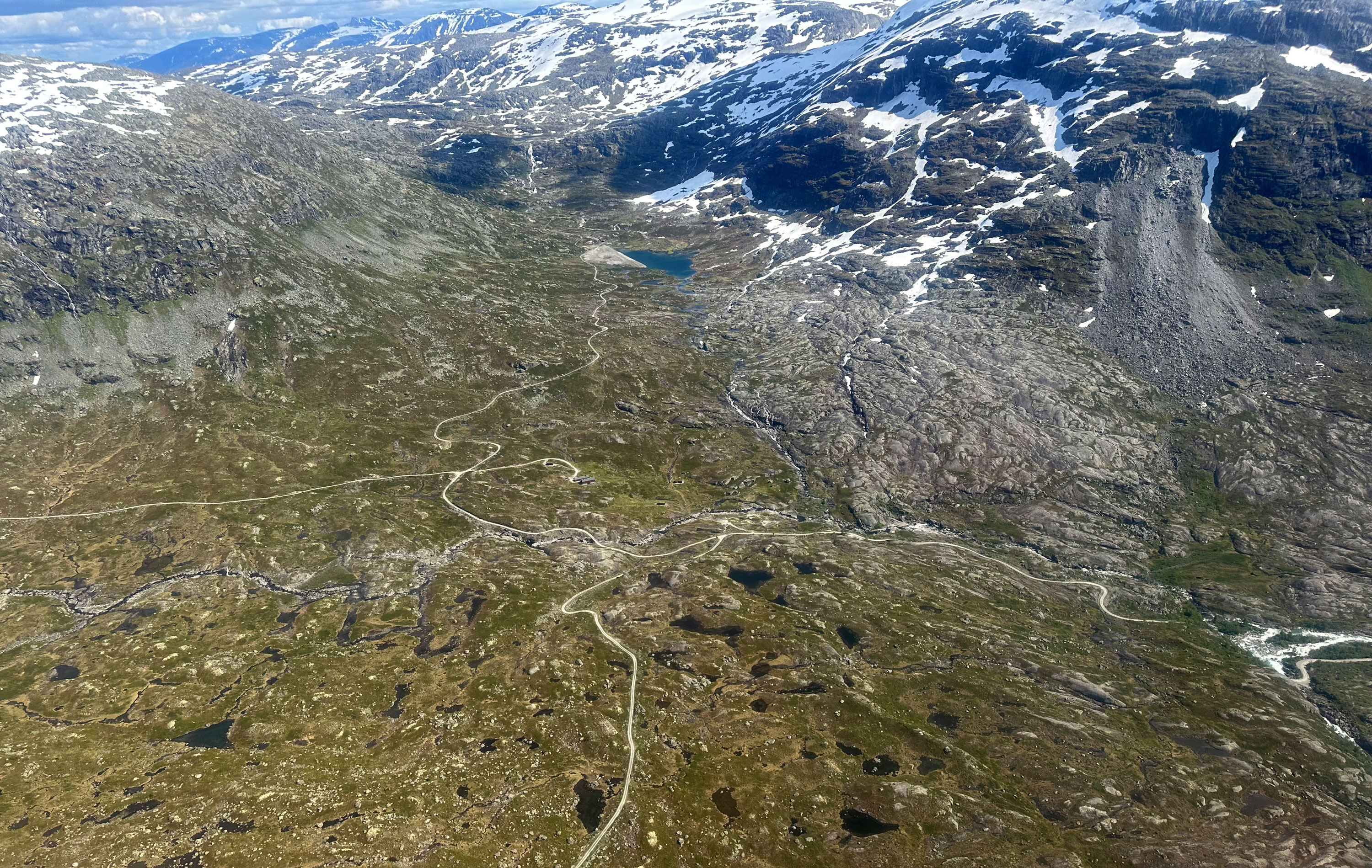 Aerial photo taken south from Fivlemyrane towards Nørdstedalseter in Fortunsdalen.