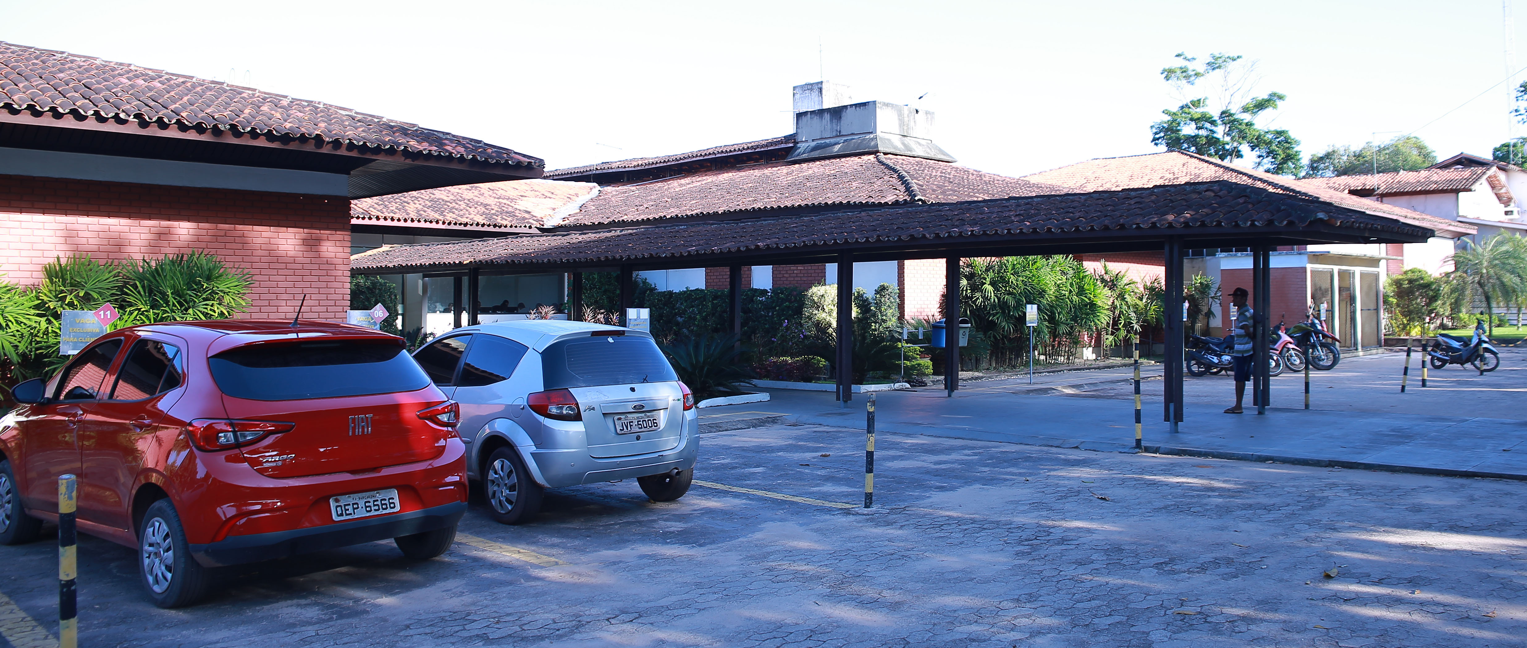a couple of cars parked in front of a building