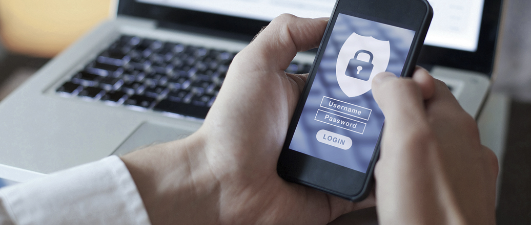 Hände halten Smartphone mit Login-Bildschirm