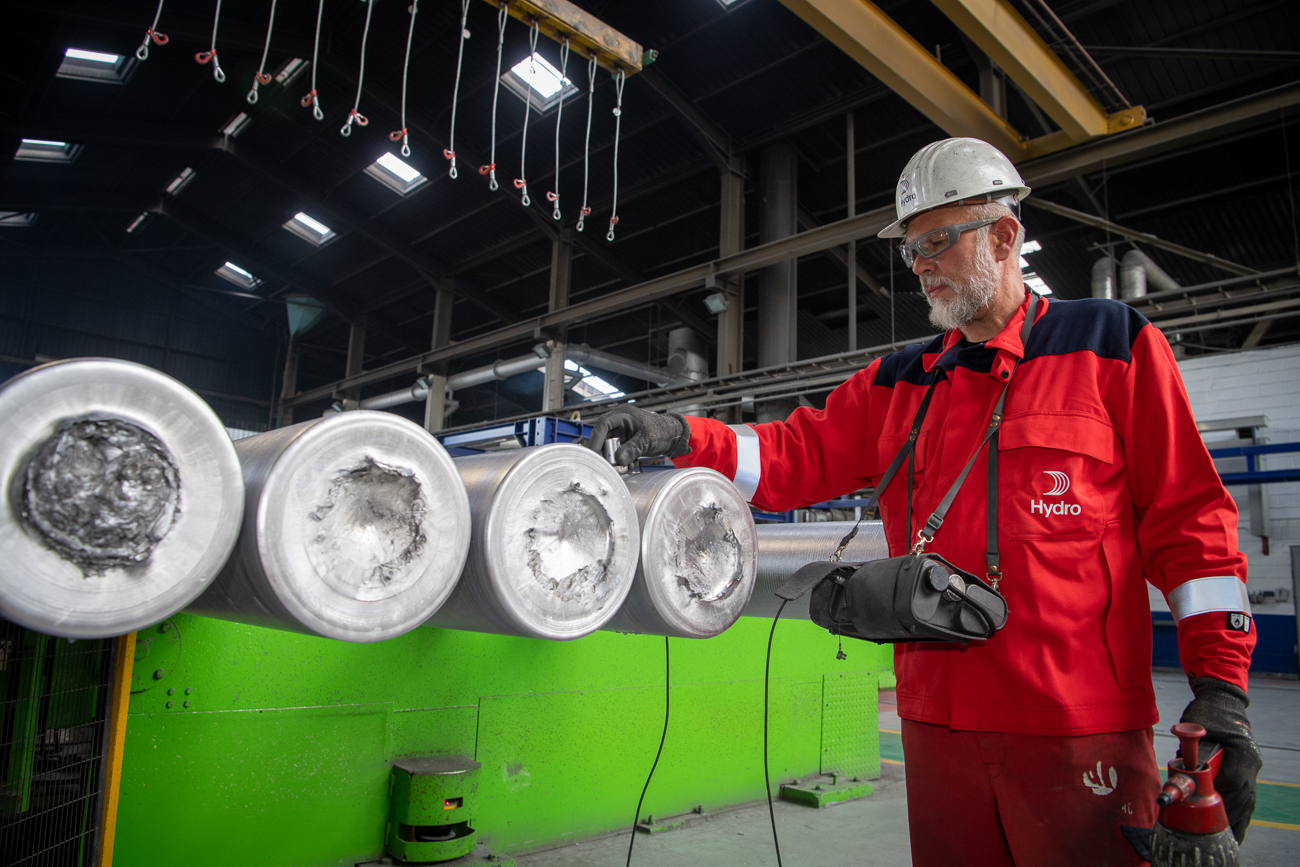 Steve has an important job to quality check the final product before it reaches the customer. Photo: Halvor Molland