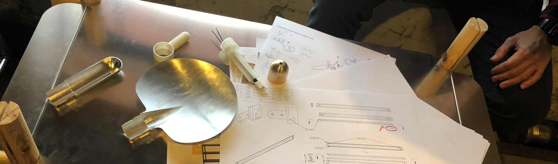 Aluminiumtisch mit technischen Zeichnungen