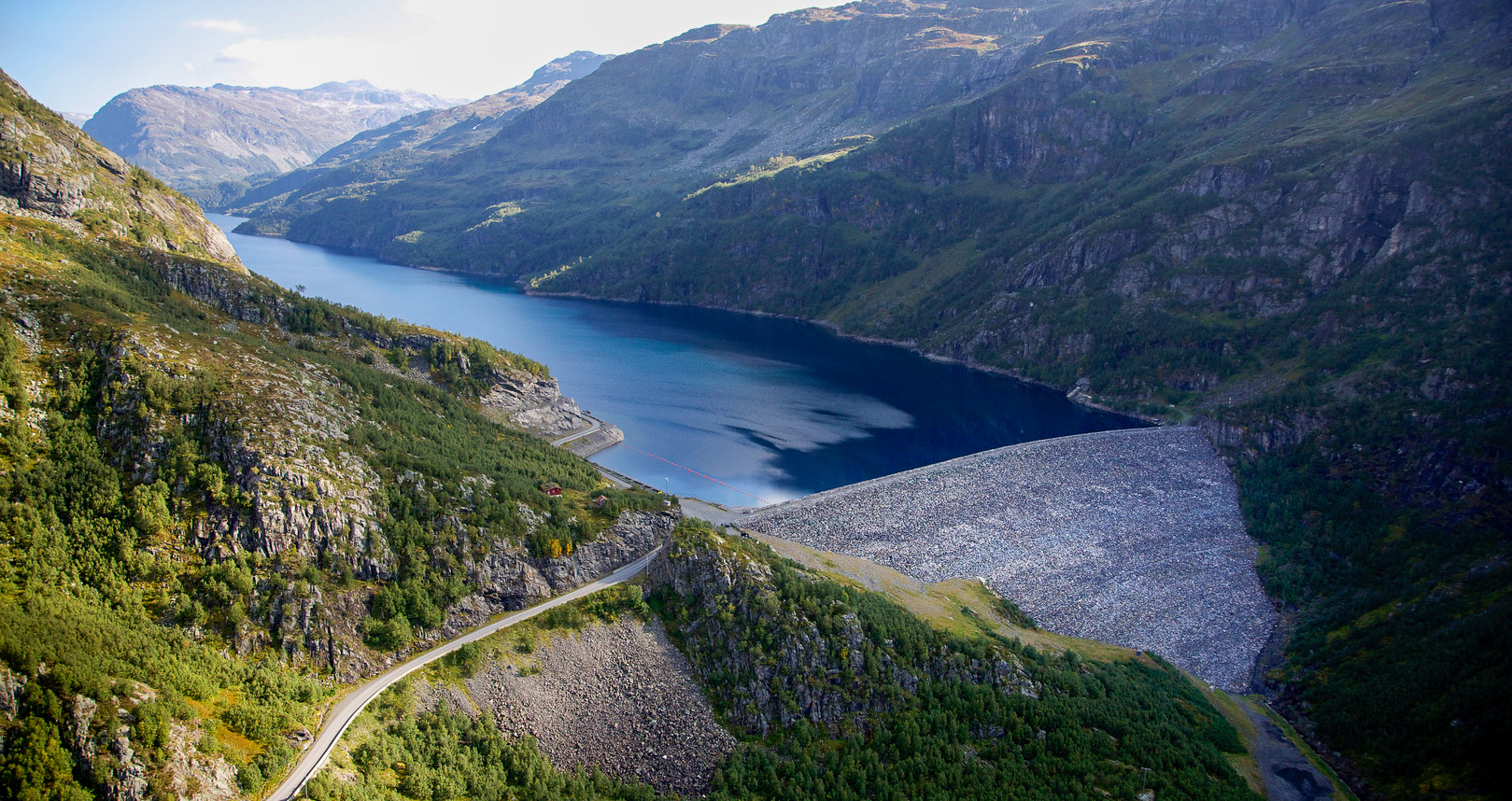 Kraftverka i Røldal-Suldal (RSK) består av ni kraftstasjonar, som strekk seg langs Røldal og Suldalsvassdraget og ned til Suldalsvannet. Her frå Valldalsvatnet nord for Røldal.